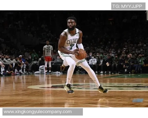 杰伦布朗首节低迷次节回暖上半场狂砍19分展现强大实力